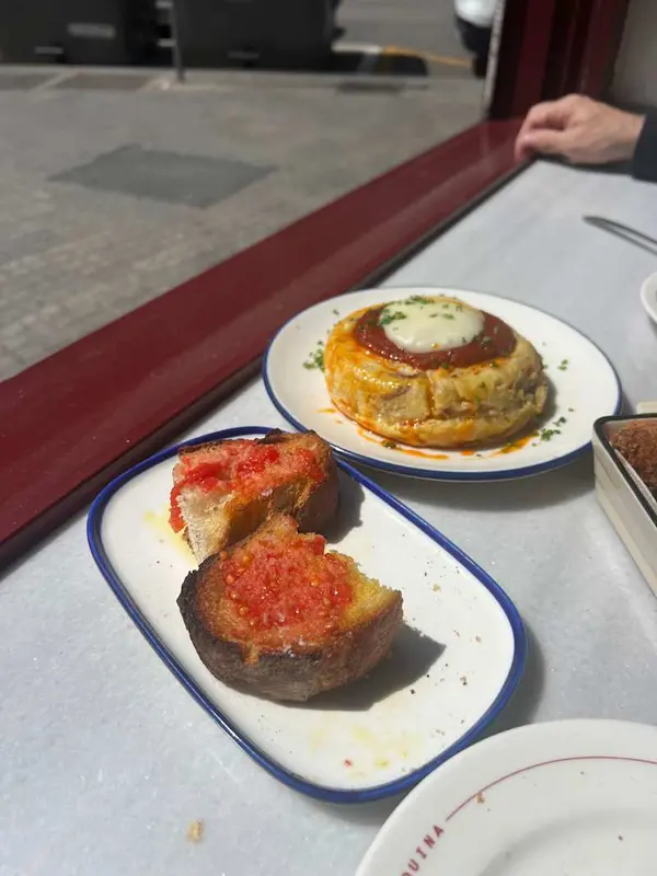 Pan de masa madre a la brasa con tomate de untar