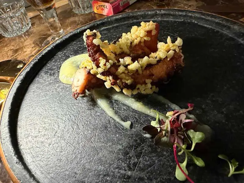 Pulpo crujiente braseado al carbón sobre parmentier de patata