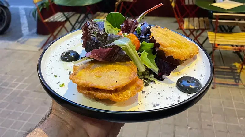 “Les patates d’olot” — patatas rellenas de carne con ajo negro (3 uds.)