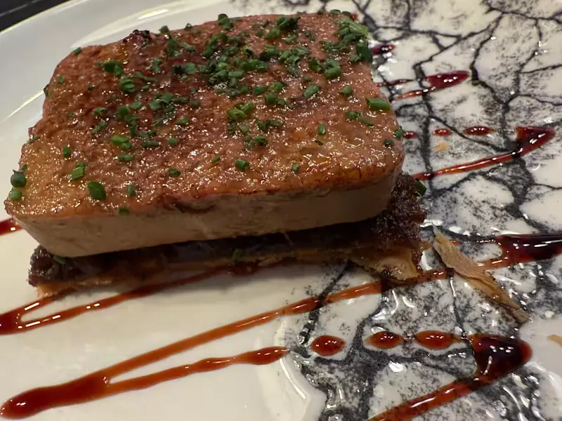 Coca de foie mi-cuit con puerros confitados, fresa del maresme