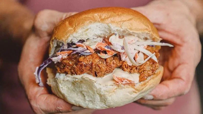 Pollo frito mayo con habanero y coleslaw