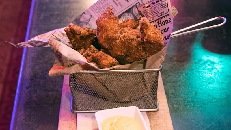 Crispy chicken fingers con mayo lima