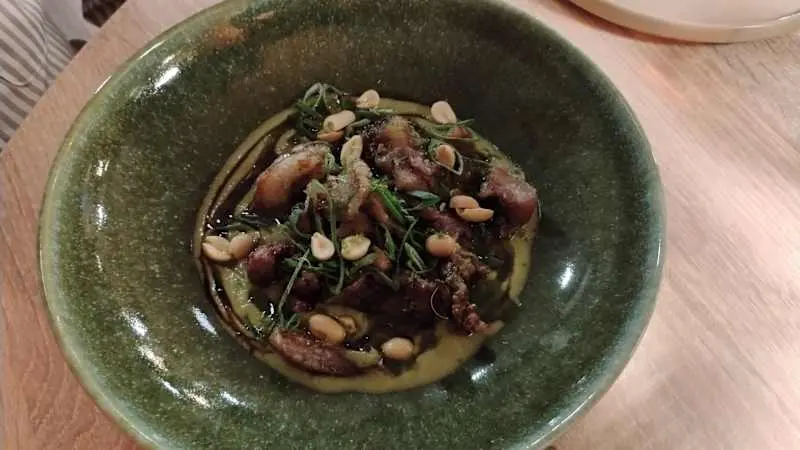 Molleja de corazón, hoisin y mojo verde