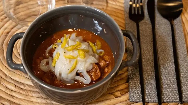Callos de cerdo mar y montaña con calamar y piparra