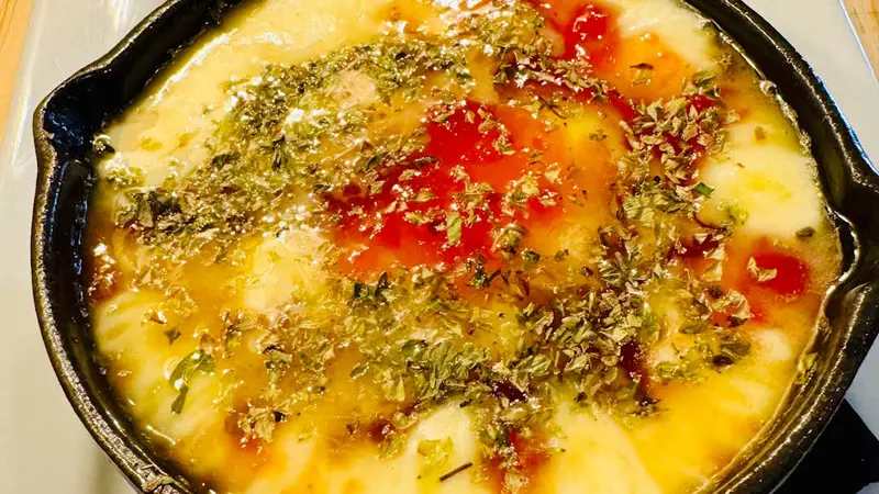 Provolone gratinat amb ceba caramel·litzada i melmelada de tomàquet