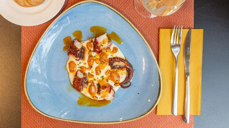 Pulpo con parmentier ahumada y setas shimeji