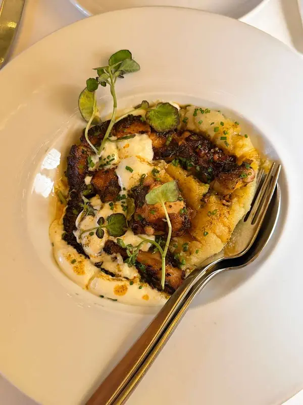 CROCANTE PULPO PARRILLERO, SOBRE ESPUMA DE PATATA, SALSA DE ANTICUCHO, SOBRASADA Y MIEL.  ¡UN CLÁSICO PARA NOSOTROS