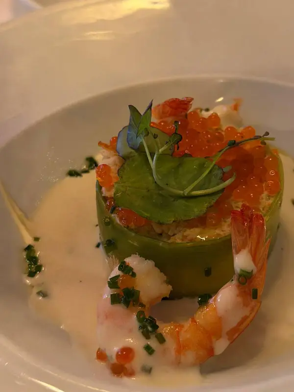 CENTOLLO DEL CANTABRICO ENVUELTO EN HOJAS DE PUERRO, CAMARONES AL AJILLO, HUEVAS DE        SALMON, EN COMBINACION CON REFRESCANTE VICHYSSOISE Y LEMON GRASS. 