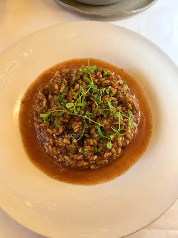 ARROZ MELOSO DE RABO DE BUEY, HONGOS Y SETAS DEL BOSQUE SALTEADAS AL CARBÓN, MANTEQUILLA               DE AJO Y TOMILLO Y  ESPEJO DE JUGO DE CARNE.