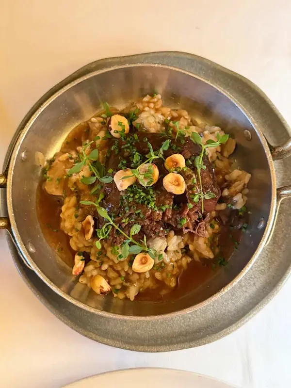 Carrillada de ternera cocinada como antaño (muy lentamente), reducción de su jugo, sobre meloso risotto de boletus, ligado con queso de oveja y avellanas. (6/7) (opción vegetariana)