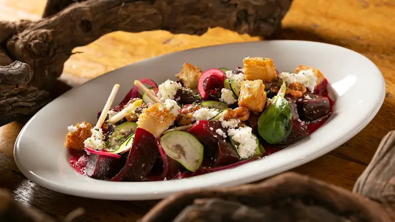 Ensalada de dos quesos de cabra, remolacha, calabacín y vinagreta de sidra de "l'empordà"