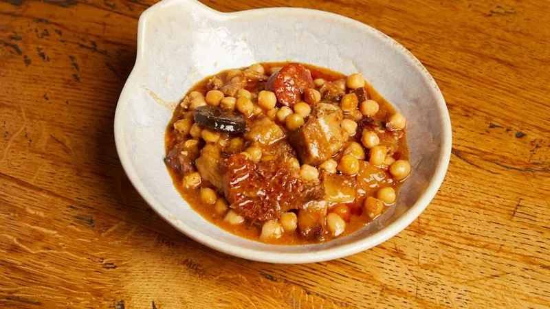 "Tripa, cap i pota" con garbanzos y chorizo picante