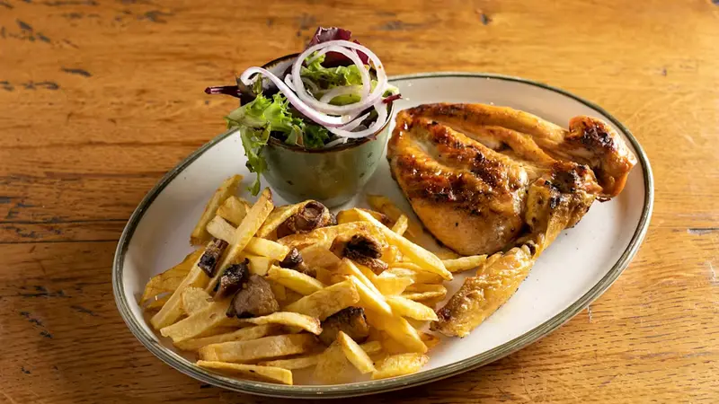 Pollo de granjas catalanas con patatas mussol y ensalada