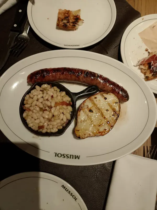 Butifarra de sant esteve de palautordera con judías salteadas y tocino