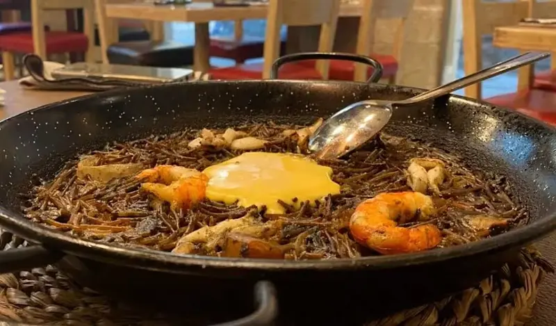 Fideuá de marisco con su alioli