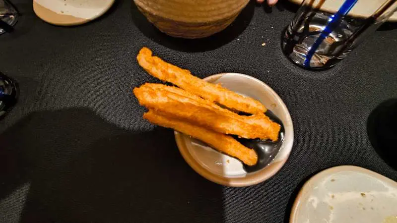 Churros de bacalao con mayonesa de tinta de calamar 4u