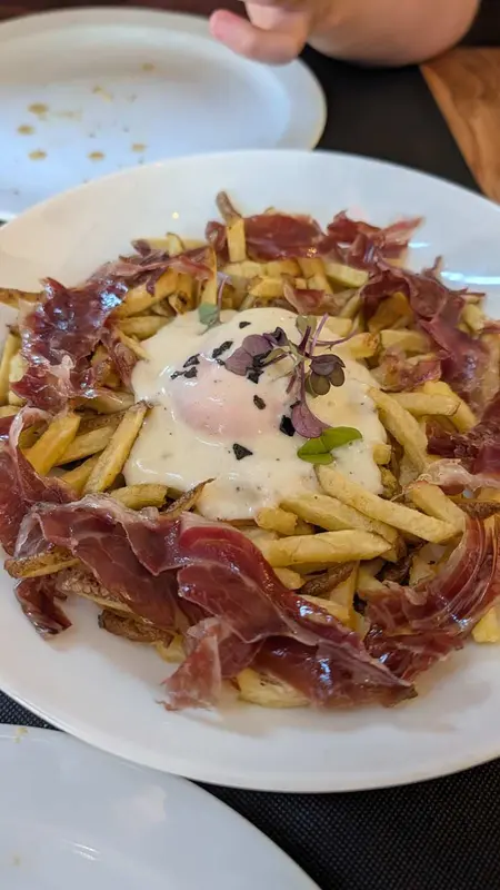 Huevos Poché Estrellados en Nido de Patatas con Jamón Ibérico