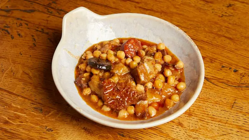 "Tripa, cap i pota" con garbanzos y chorizo picante