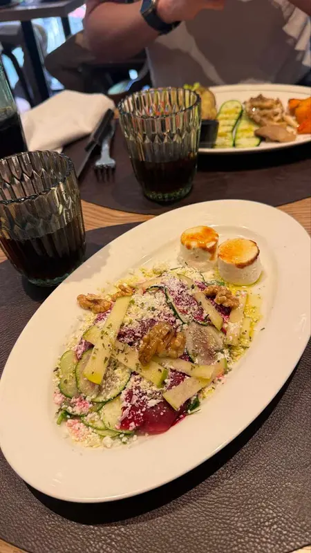 Ensalada de dos quesos de cabra, remolacha, calabacín y vinagreta de sidra de "l'empordà"