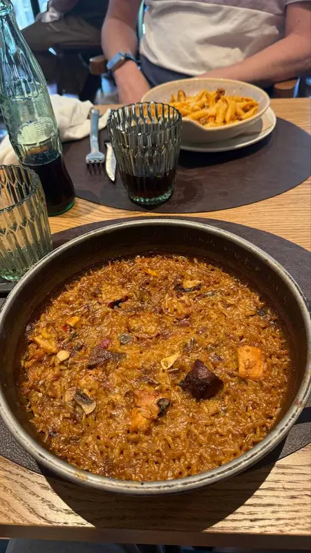 Arroz de montaña, con butifarra, pollo, setas y verduras de temporada