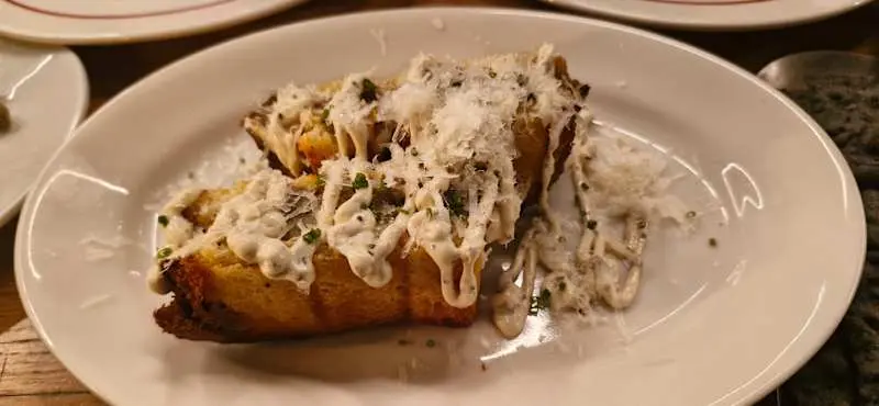 Canelón de rustit con trompetas de la muerte