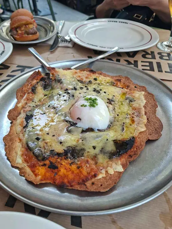 Pizzeta de fontina, huevo y aceite de trufa