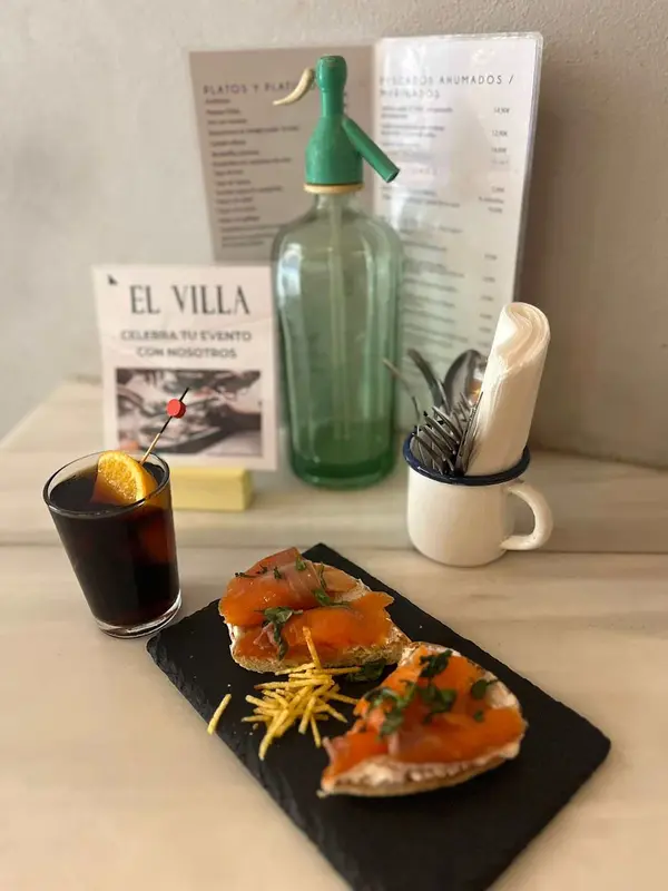 Mollete de trucha ahumada con crema de queso trufado y un toque de albahaca