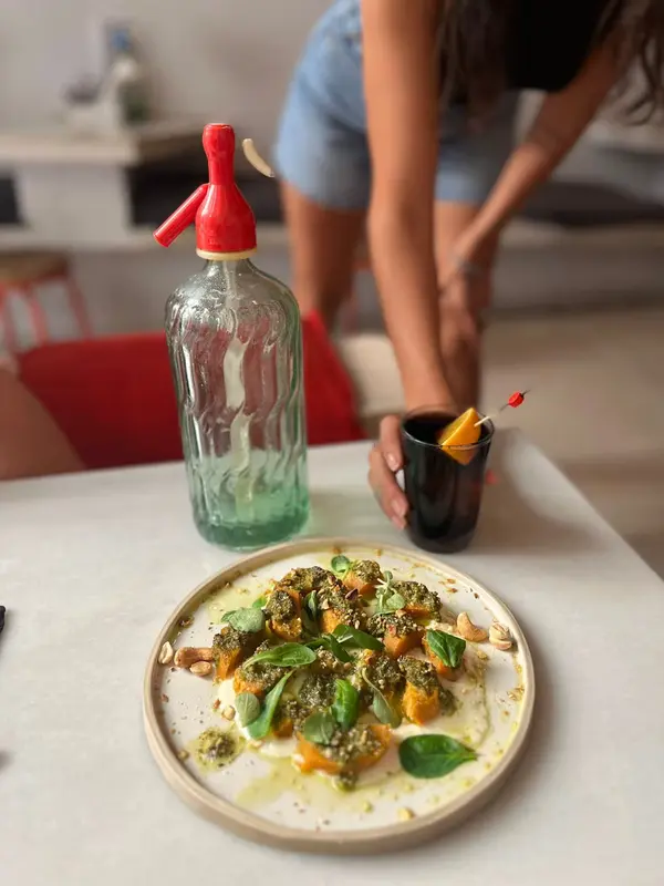 Dados de bonlato con salsa de queso, pesto y frutos secos