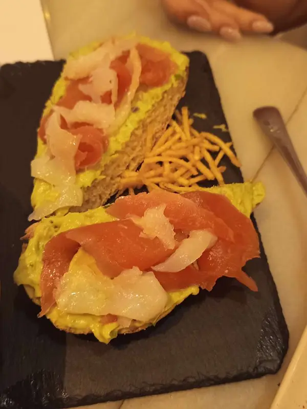Mollete de surtido de ahumados con guacamole