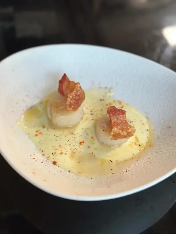 Vieira a la plancha sobre parmentier de foie y torrezno