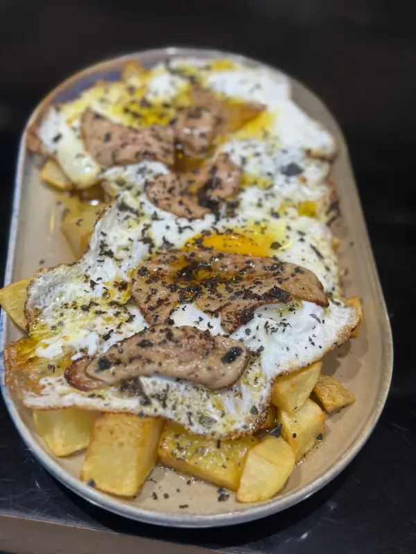 Patatas con huevos, foie y trufa 