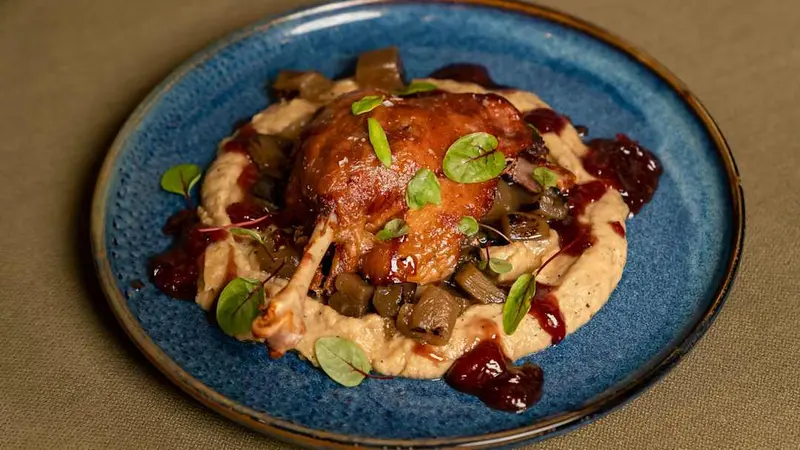 Confit de pato con salsa de frutos del bosque, con parmentier de patata y nuez moscada 