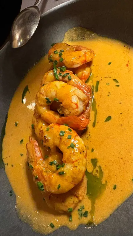 Langostinos en bisque cremoso de gamba roja, ajo y guindilla 