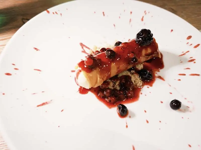 Cannoli de cheesecake con frutos rojos