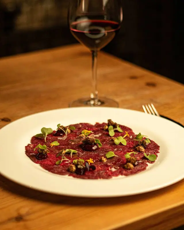 Carpaccio de solomillo de ciervo con frutos rojos, mostaza y alcaparras crujientes