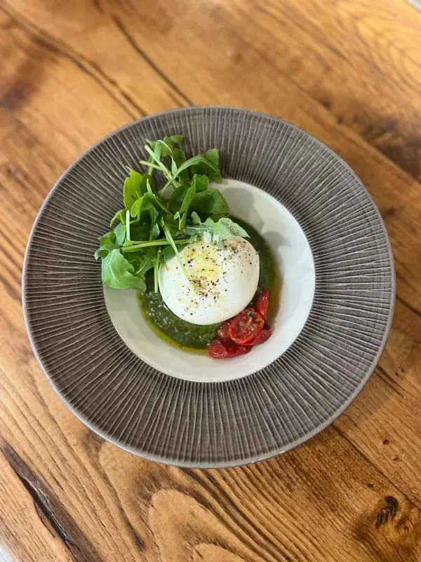 Burrata con pesto y tomate cherry 