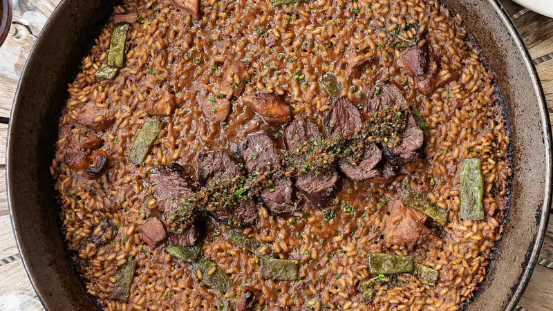 Arroz de pollo de corral, entraña a la brasa y chimichurri