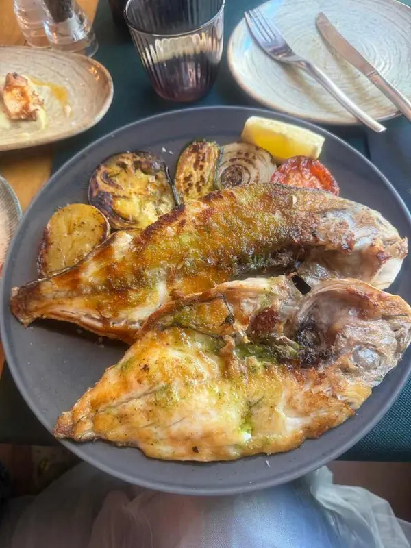 Dorada a la plancha con verduras a la plancha y patatas al horno