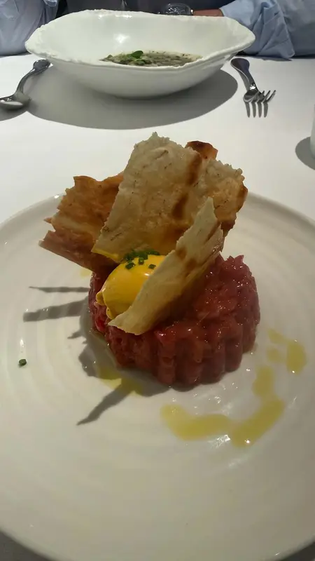 Tartar de ternera eco. con helado de mostaza
