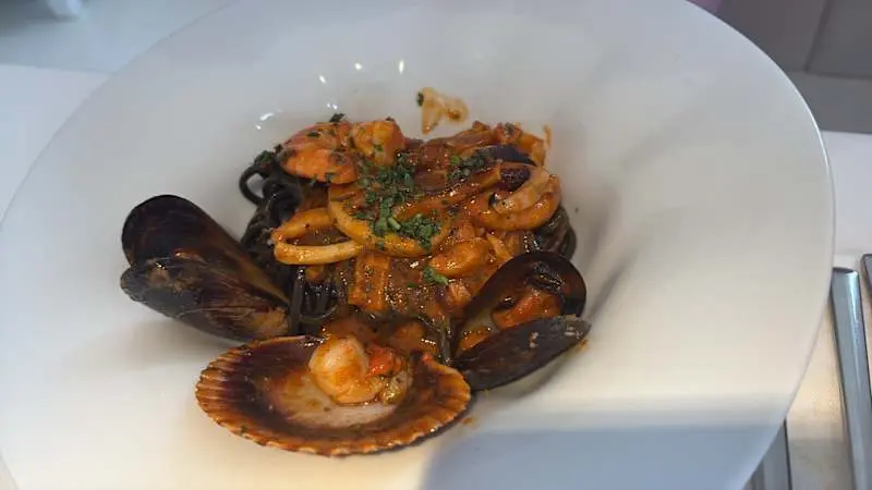 Spaghetti tinta negra con picante de mariscos