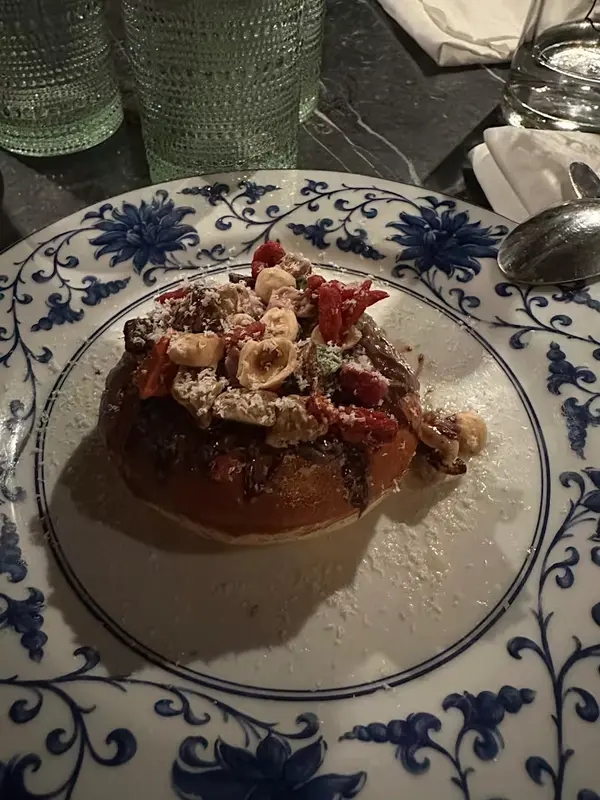 Concentración: Tarta-brioche de chocolate, avellanas tostadas y bayas de Goji