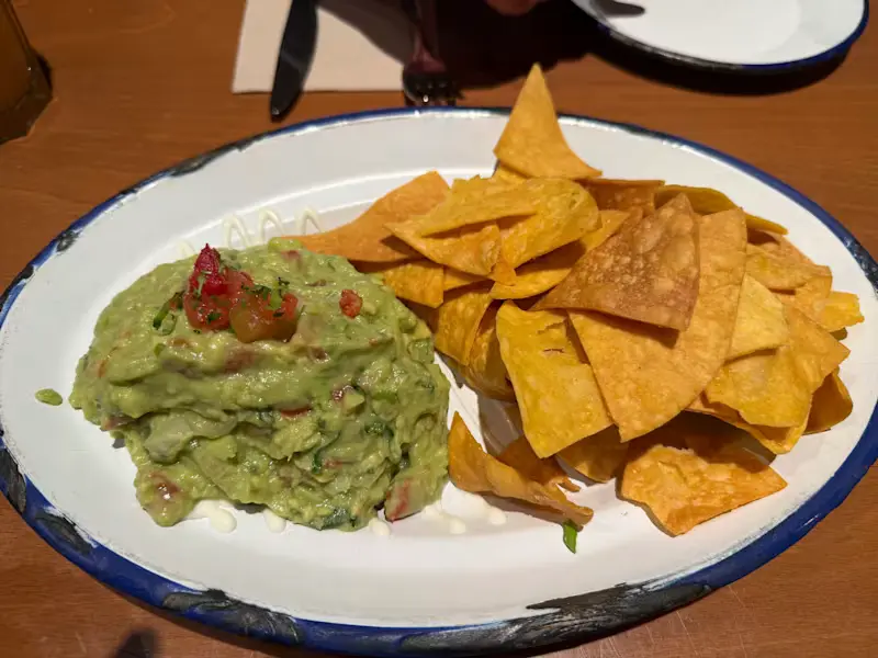 Guacamole con chicharrón