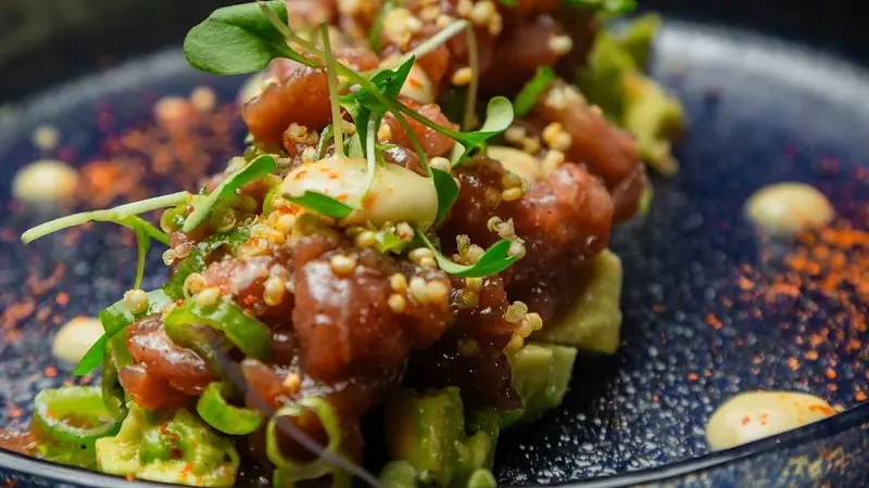 Tartar de atún, aguacate, cebolla roja, emulsión de leche de tigre
