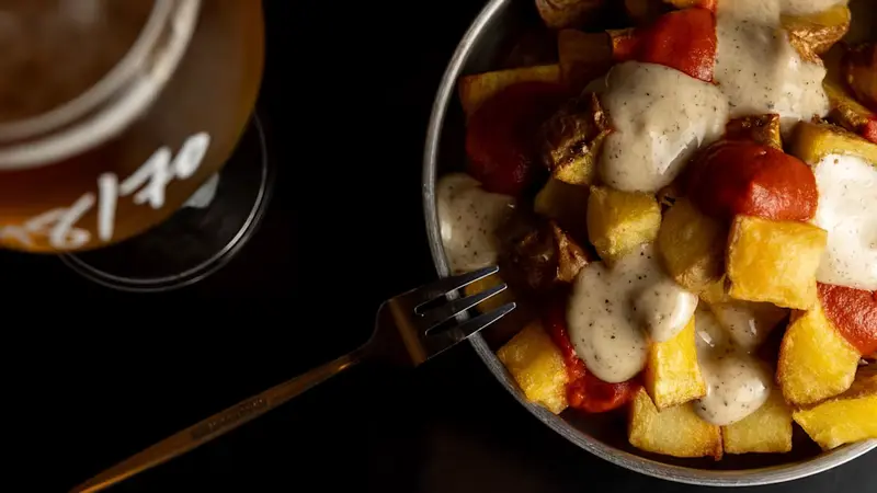 Patatas bravas con alioli trufado