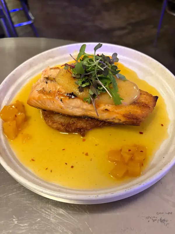 Salmón, alioli de miel y arroz crocante