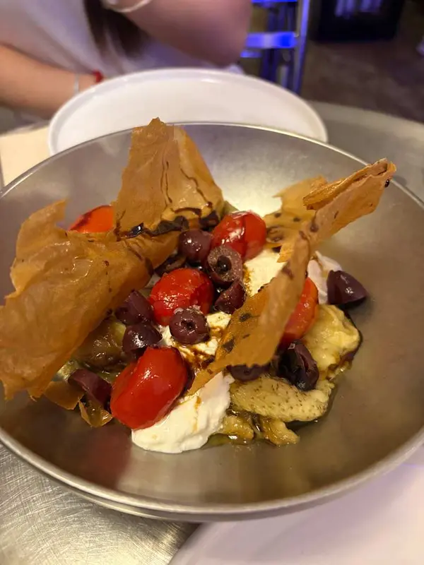Berenjena ahumada, stracciatella, tomate cherry confitado y kalamata