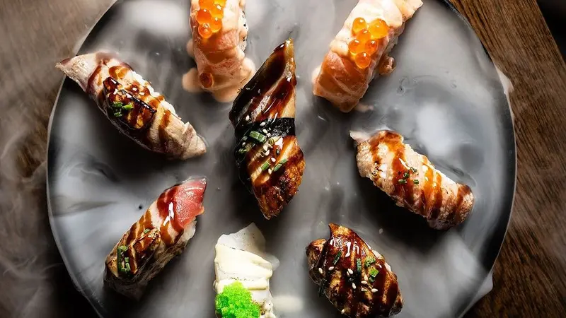 Surtido de nigiri flambeado