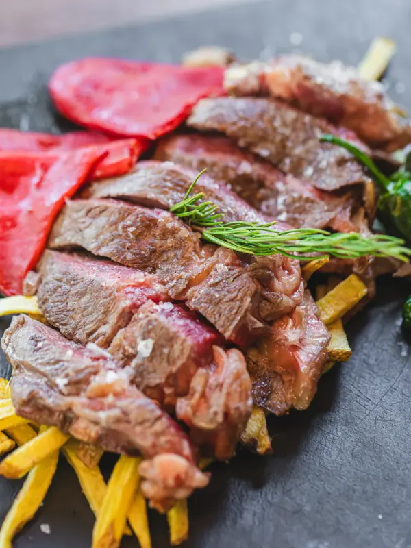 Entrecôte de ternera nacional con patatas y pimientos (300gr.)