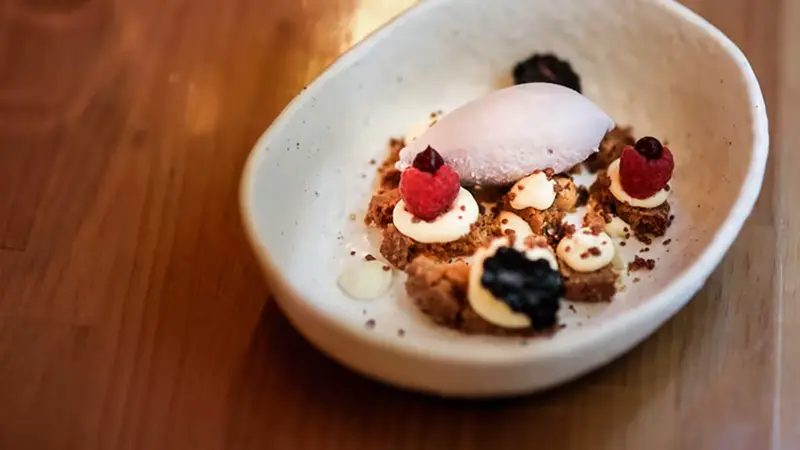 Cookie de chocolate y avellanas, mascarpone, frutos rojos y helado de violeta
