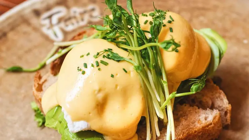 Eggs benedict avocado